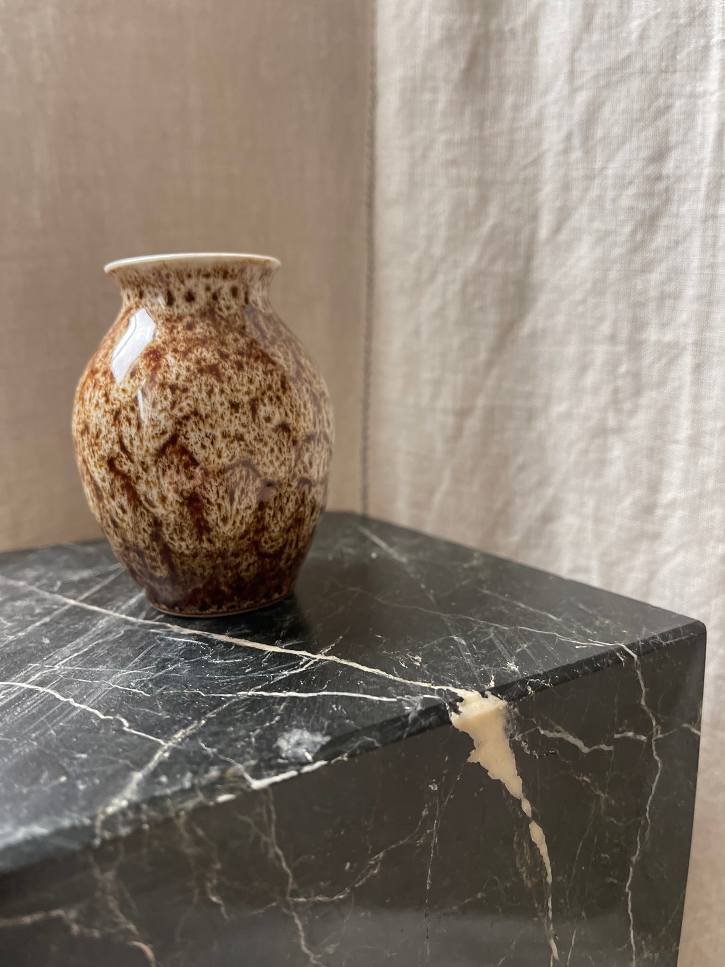 Mini brown mottled vase.